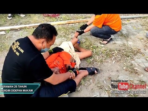 DITOLAK ANAK DAN KELUARGA UNTUK KEMBALI KE RUMAH? SEORANG NENEK DUDUK DI DEPAN MAKAM SUAMINYA