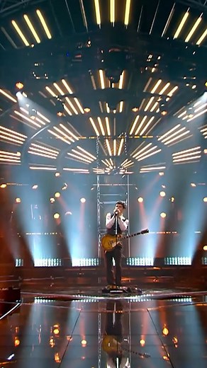 ✨ Fixture Friday! ✨ The Headliner shining bright with stunning lighting design by Bas de Vries, featuring the GLP CREOS as a key fixture behind the artist. 🔥👏 Huge congrats to Bas and the entire production crew for an epic show! | GLP - German Light Products