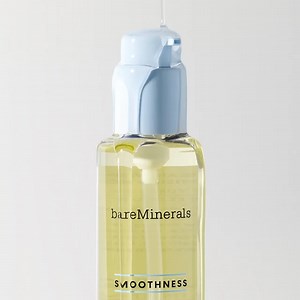 End the night here🌙✨ Treat yourself to an at-home nighttime facial. Start with SMOOTHNESS Hydrating Cleansing Oil, this gold liquid will gently dissolve away all your makeup, leaving skin smooth and hydrated. Shop🛒: https://bit.ly/3q3LmZd | bareMinerals