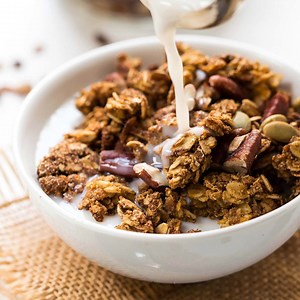 This tasty VEGAN 🎃 QUINOA GRANOLA is here just in time for the start of fall! It's the perfect topping to sprinkle on yogurt or fruit! 😋😋 FULL RECIPE: simplyquinoa.com/healthy-pumpkin-quinoa-granola | Simply Quinoa