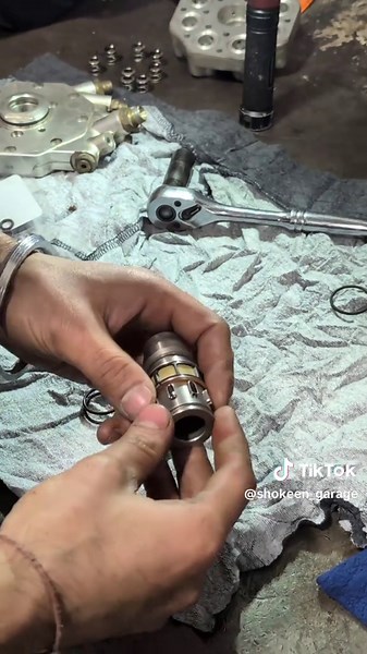 Fuel distributor rebuild PART-1 #punjabi #toronto #mercedesbenz #oldschool #desi #mercedes #w124 #w126 #bmw @Mercedes-Benz