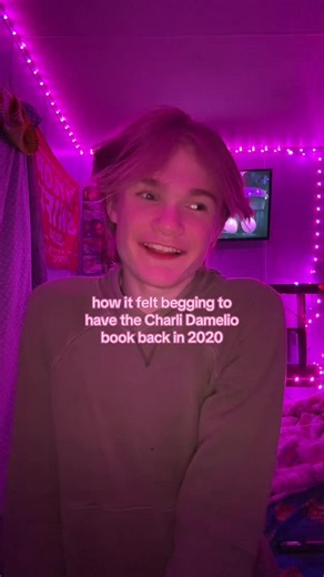 that book was wanted by my whole fyp 😭😟 @charli d’amelio #charlidamelio #essentiallycharli #charlidameliobook #tiktok2020