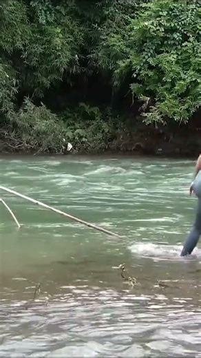 Insane Lake Fishing Hack! 🎣 Catching Big Fish with Simple Survival Techniques