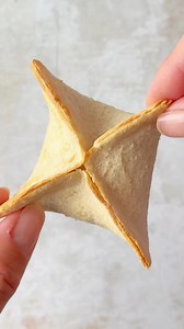 418K views · 2.5K reactions | Crispy on the outside and gooey in the middle, these toastie lanterns with a pizza filling make a delicious and fun snack. Just fill a circle of bread with cheese and tomato sauce, fold as shown, then bake in the oven until crispy. #pizzaideas #toastideas #funsnack #pizzasnack | The Fast Foodie | Facebook