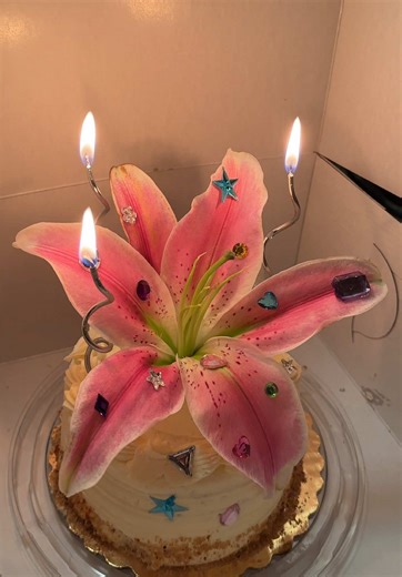Gorgeous DIY Lily Cake Decoration