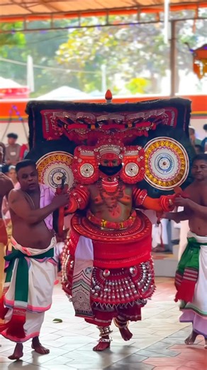 MRUDUL ~ UNFILTERED  on Instagram: "Erikkulam Sree Vettakkorumakan Temple | എരിക്കുളം ശ്രീ വേട്ടക്കൊരുമകൻ കോട്ടം ............ #theyyam #theyyamphotography #theyyamsofmalabar #theyyamkasaragod"