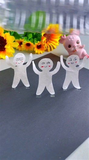 Take a piece of toilet paper and use static electricity to create dancing paper figures with your child! #DIYCrafts #ParentChildCrafts #HomemadeToys #ScienceExperiments #PreschoolCrafts | Learn With Ananya