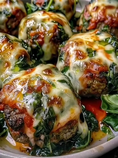 Spinach Garlic Meatballs Stuffed with Mozzarella – The Juiciest Surprise Inside These Spinach Garlic Meatballs Stuffed with Mozzarella are everything you love about classic comfort food… but better. Tender, juicy beef packed with fresh spinach and bold garlic, wrapped around a gooey, melty mozzarella center that stretches with every bite. This is the kind of recipe people beg you for after the first taste. Save this one — it’s a guaranteed crowd favorite. Ingredients For the Meatballs: 1 lb grou