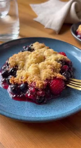 🍓🍰 Berry Crisp Dump Cake 🍒🫐 An easy, crowd-pleasing dessert with juicy berries, buttery cake topping, and a golden crisp finish. No mixing bowls needed, just layer, bake, and enjoy. ✨ Ingredients: A simple dump-and-bake dessert combining sweet berries with a buttery cake crust and crisp texture. 4 cups mixed berries (strawberries, blueberries, raspberries; fresh or frozen) 3/4 cup granulated sugar 1 tablespoon cornstarch 1 teaspoon vanilla extract 1 box (15.25 ounces) yellow cake mix 3/4 cup