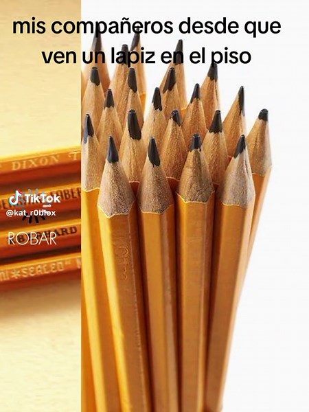 Reacciones divertidas al lápiz que se cae