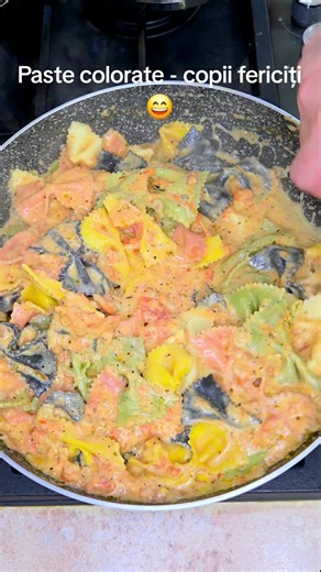 Paste Colorate în Sos Cremas de Roșii și Parmezan