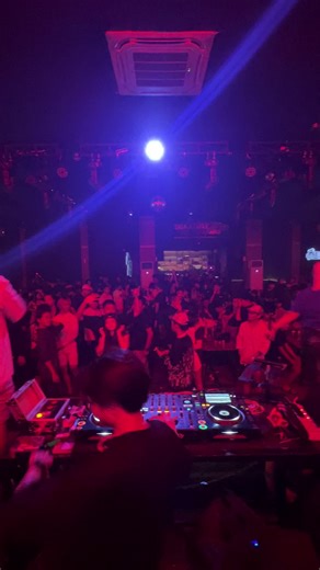 Versus Cirebon: Menyajikan Menu Club Malam