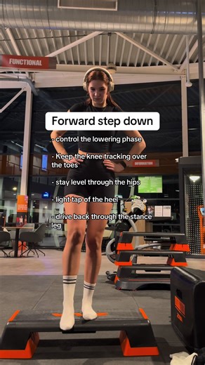 Day 3/30 You can see that I still clearly struggle with this one during my rehab 😅 The forward step down challenges eccentric quad control while also relying on the glutes and hip stabilisers to control knee position during single-leg loading. It’s an amazing exercise for improving knee control, deceleration strength and load tolerance which are essential for returning to running, jumping and cutting sports I mostly use this exercise in rehab for patellar tendon opa that, runners knee, and post