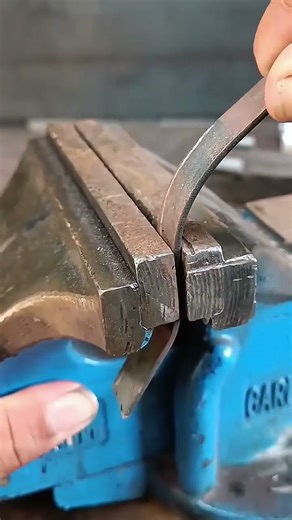 Mechanics must know this method to remove broken bolts on the engine block.