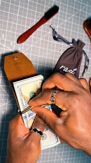 The Rast wallet is exactly what a modern minimalist cash wallet should look like 🙂‍↕️