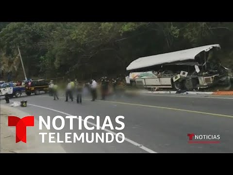 Mueren al menos 21 personas en choque vehicular en Guatemala | Noticias Telemundo
