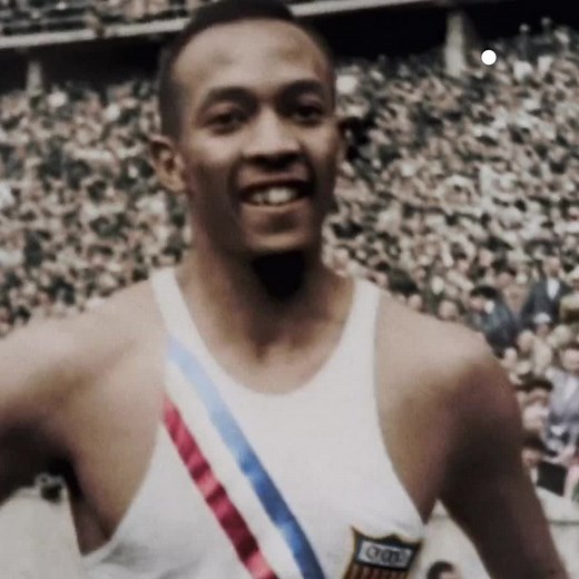 43K reactions · 13K shares | En 1936 aux JO de Berlin, l'athlète noir américain Jesse Owens remportait 4 médailles d'or, sous les yeux d’Adolf Hitler. « L'odyssée des Jeux olympiques », un documentaire à revoir sur france.tv  bit.ly/F2-OdysséeJO | France tv | Facebook