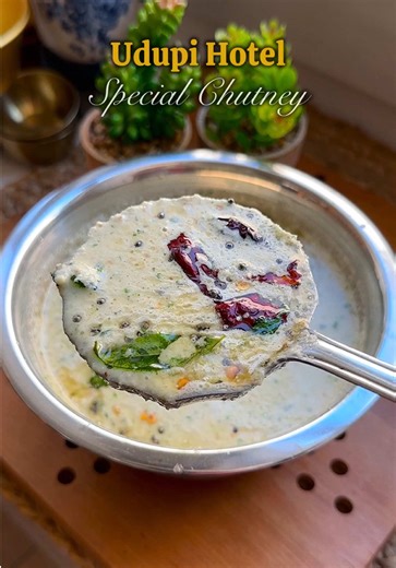 Udupi Style Coconut Chutney Recipe for Idli and Dosa
