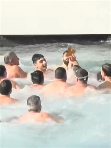 👏Με λαμπρότητα και θρησκευτική κατάνυξη εορτάστηκαν τα Θεοφάνεια σε πολλές περιοχές της χώρας. Η μεγάλη αυτή εορτή της Ορθοδοξίας συγκαταλέγεται στις αρχαιότερες της Εκκλησίας, καθώς θεσπίστηκε τον 2ο αιώνα μ.Χ. Τα Θεοφάνεια αναφέρονται στη φανέρωση της Αγίας Τριάδας κατά τη Βάπτιση του Ιησού Χριστού στον ποταμό Ιορδάνη από τον Άγιο Ιωάννη τον Πρόδρομο. Σύμφωνα με τις Γραφές, κατά τη στιγμή αυτή αποκαλύφθηκαν τα τρία πρόσωπα της Αγίας Τριάδας, γεγονός από το οποίο προέρχεται και η ονομασία της 