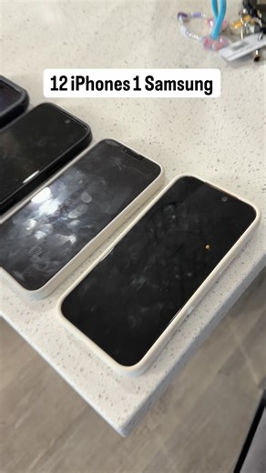 Thiago Brigido on Instagram: "Pra conversar todos tem que deixar o celular, são 12 iPhones e 1 Samsung"