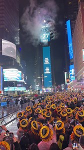 Full 6 minutes video of the New Year’s Eve Midnight Countdown at Times Square 🥳💞 I hope you’ll enjoy this | New York Mickey