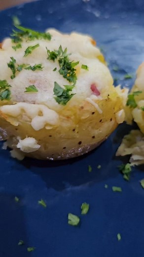 Endlich mal nix mit Nudeln oder Hackfleisch oder Kloßteig 😂😂. Kartoffeln sind ja viel zu unterschätzt, also pimpen wir sie auf. Natürlich könnt ihr die mit allem möglichen füllen, hier ist nur eine Idee von vielen. Musste mich dazu auch erst inspirieren lassen. Ich sag euch, es lohnt sich nachzumachen 🥰🥰 Zutaten: Irgendie von allem was 😂 #dialekt #osten #rezepte #einfacherezepte #füreuch #lecker #einfachkochen #kochen #essen #simplerecipe #einfach #rezeptideen | dr.emkus