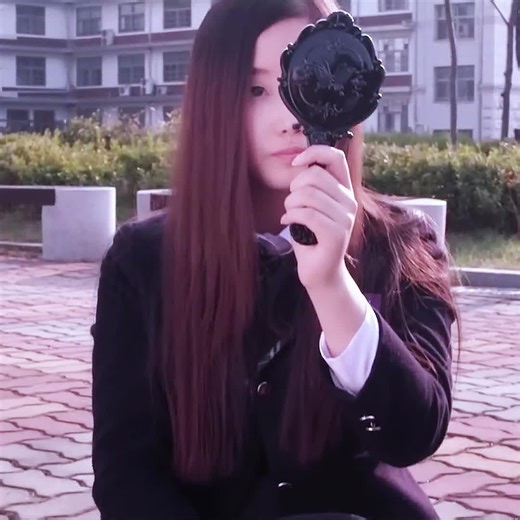 Exploring Beautiful Plastic Surgery Faces in Film Commentary