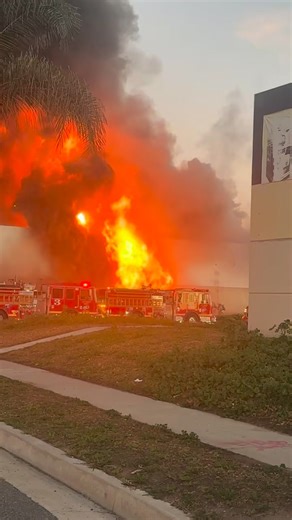#TelegraphIC 🔥🚒 This morning, #LACoFD firefighters responded to a commercial fire on the 5800 block of Telegraph Road in Commerce. Firefighters arrived on scene of a large vacant warehouse with heavy smoke and fire showing. The incident commander called for a second alarm resource assignment. Knockdown was achieved within an hour. There were no reported injuries and the cause under investigation. 🎥 PIO Fire Captain David Dantic | Los Angeles County Fire Department
