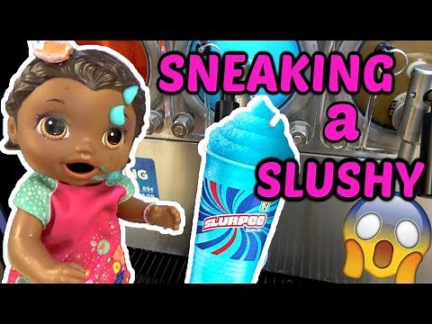 BABY ALIVE SNEAKS to the STORE! GETS a TREAT! The Lilly and Mommy Show! The TOYTASTIC Sisters.