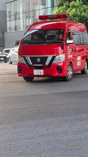 交差点を右折する指揮車🚒大阪市消防局