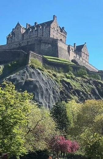 EDINBURGH 🏴󠁧󠁢󠁳󠁣󠁴󠁿 CASTLE 🏰 THE BEST VIEW 📸 FROM PRINCESS ST GARDENS 🌳 !!! ❤️❤️❤️ (PLEASE SUBSCRIBE)