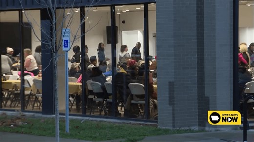 Hundreds gather for Thanksgiving feast in Iowa City to combat food insecurity