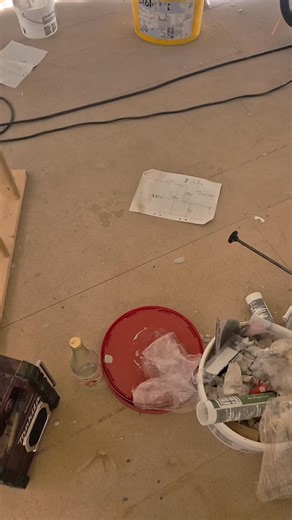 Fredrik Söderlund on Instagram: "Det blir nått pensel drag här och nått spackel drag där. #bygge #varsaktarsintid #fönstersmyg #rörigt #manbarakör"