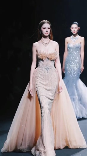 models walking the runway || models walking together || the power of confidence walk !