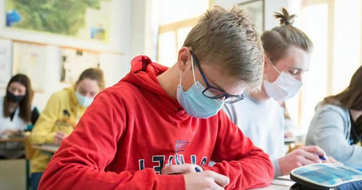 Phoenix school district requires face mask despite ban by Arizona governor