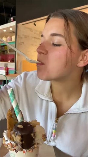 JoJo's Shakebar opens in Orlando: 90's nostalgia, milkshakes & comfort food!