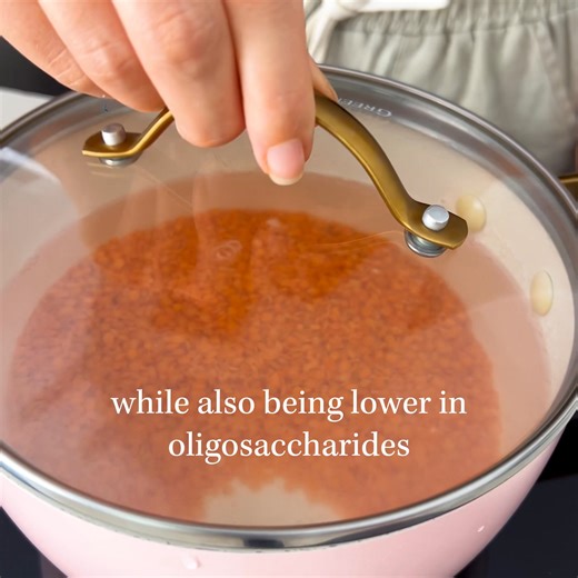 We all know that hummus is perfection, but have you tried red lentil hummus? It's delicious, smooth, and versatile, perfect as a dip or sandwich spread. Lentils cook quickly and are rich in iron, protein, and fiber, making them a fantastic alternative to chickpeas. Recipe is in the comments! 💕 | Plantbaes