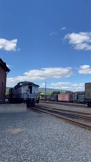 Diesel locomotive reversing for another excursion run #DieselTrains #Trains #RailroadHistory #Pennsylvania | Big Trains
