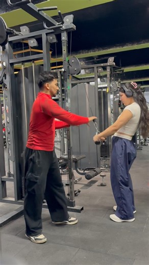 Ye Kya kar rahi hai 🫣 #fitnesswithfun #comedyfilms #funny #comedymove #gymrelatable