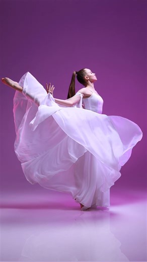 🇺🇦 Model poses for photoshoot📸 Rhythmic Gymnastics. Model Maya