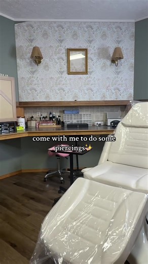 come with me to do some piercings✨🫶🏽💖 #piercer #earpiercings #piercingvideos #piercingvideo #professionalpiercer Ohio piercer Pierce me ears with me Piercings ears Earring stack Piercing ideas