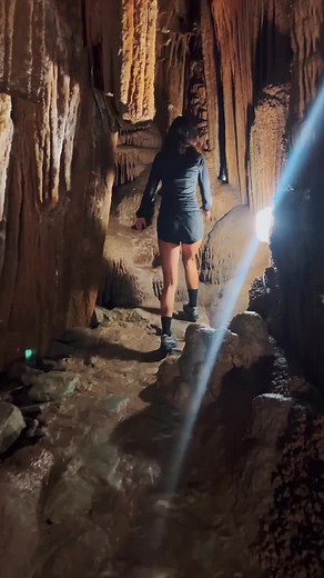 Let’s go caving in the Cango Caves with @ninawiesmeyr! 🕵️‍♀️🌟 📍 Located near Oudtshoorn in the Western Cape, the Cango Caves are a 20-million-year-old natural wonder famed for their impressive system of hidden chambers, creating an awe-inspiring underground world. 🏞️✨ Save this for your next trip!