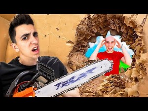 EL CALVO NOS ENCIERRA EN 100 CAPAS DE CARTON...