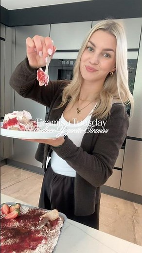 Super easy recipe 😍🍓 #baking #tiramisutuesday #tiramisu #easyrecipe #strawberries