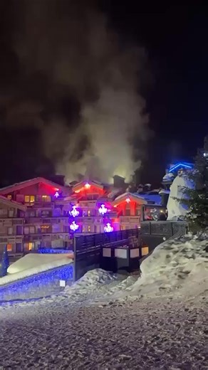 🔥 Incendie à l’hôtel « Les Grandes Alpes » à Courchevel 1850 Les clients évacués seront relogés dans les hôtels de la station, selon les autorités. Un important incendie est en cours à l’hôtel Les Grandes Alpes, où le feu se développe au niveau de la toiture. 100 personnes ont été évacuées. 60 sapeurs-pompiers et 38 engins sont mobilisés. Il est recommandé d’éviter le secteur. Un point de situation sera effectué avant 3 heures par la préfecture. Source : SDIS73 | Savoie News