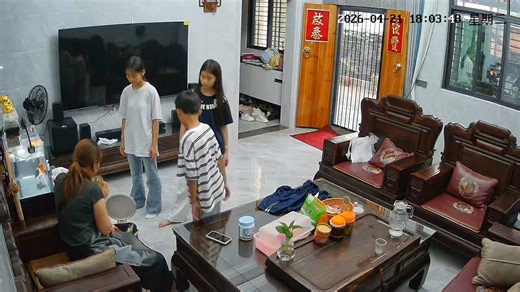 Family helps woman during choking incident in Guangdong, China