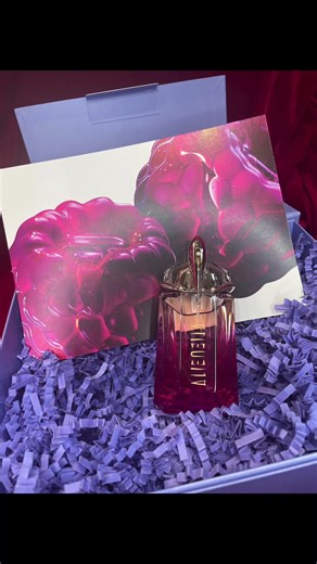 AD/Gifted Mugler Alien Pulp Eau de Parfum 🚀✨ How gorgeous does this new Alien Pulp look? This beautiful refillable bottle contains notes of raspberry, jasmine & soft musk and I can’t wait to try it out. Thank you @Mugler for sending it to me 💖 #fragrance #alienpulp #mugleralien