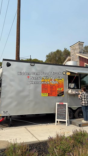 Food trucks, wine, and river views? 🌊🍷🧇 If you’re visiting the Tri-Cities, make an afternoon out of exploring Columbia Gardens Wine & Artisan Village in Kennewick! Stroll the riverfront, sip at local tasting rooms, and grab a bite from the lineup of food trucks. One of our favorites is Nana’s Kitchen, serving up breakfast brunch classics with free coffee all day. ☕ We watched Chef Chris whip up a to-go order of the Morning Skins (a local favorite!), tried The Wood Sandwich and Dunk-A-Roos, an