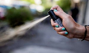 Spruzzano spray urticante in classe per saltare la lezione di inglese, intossicati sette compagni e il prof