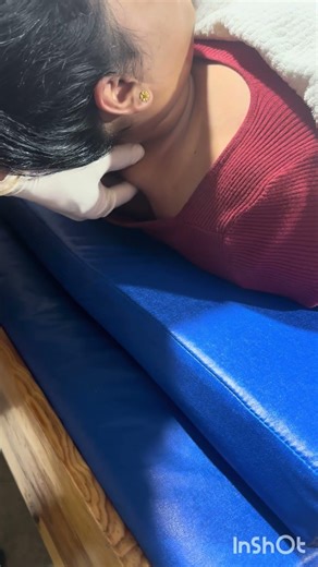 Levator scapulae muscle massage (sitting posture) double-finger pressing along the spine